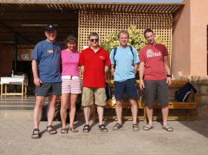 P3083831 Vor der Tauchschule. V.l.n.r.: Volker, Katja, Alfred, Hubert, Marcus
